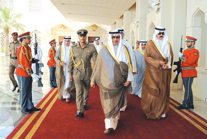سمو الشيخ جابر المبارك لدى مغادرته البلاد وفي وداعه الشيخ محمد الخالد﻿