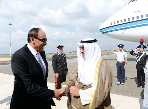سمو الشيخ جابر المبارك لدى وصوله الى ايطاليا وفي استقباله الشيخ صباح الخالد﻿