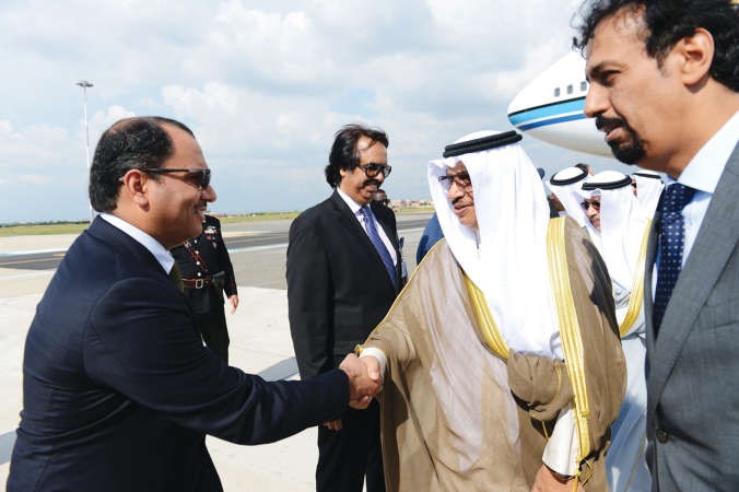سمو الشيخ جابر المبارك مصافحا مستقبليه ويبدو سفيرنا في روما الشيخ علي الخالد﻿