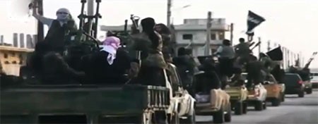 بالفيديو.. داعش "يختفي" من شوارع الرقة وأسر مقاتليه تغادر 