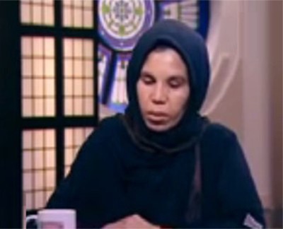 بالفيديو.. أم ترمي بناتها الخمس في ميدان الجيزة