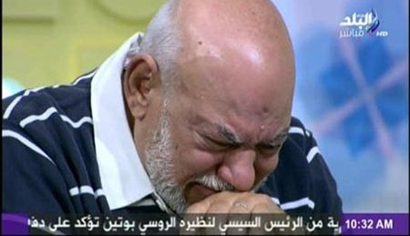بالفيديو.. مذيعة مصرية تشارك "الهلباوي" البكاء على الهواء: "البعد عن الوطن مؤلم"