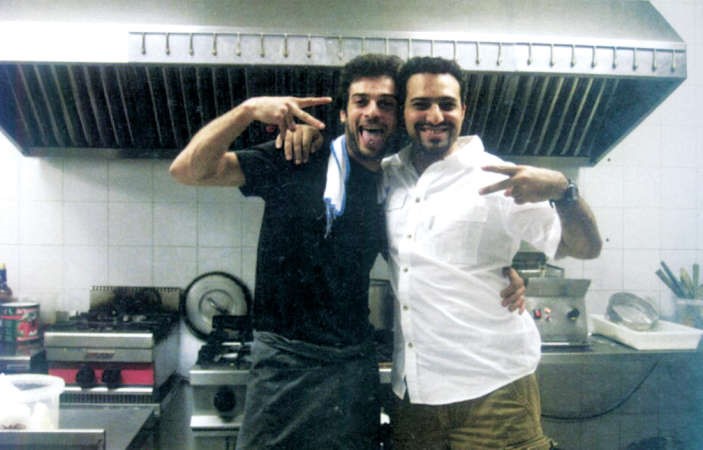 الشطي مع الشيف الايطالي ماريسو في مطبخ مطعم بجزيرة ايبيزا﻿