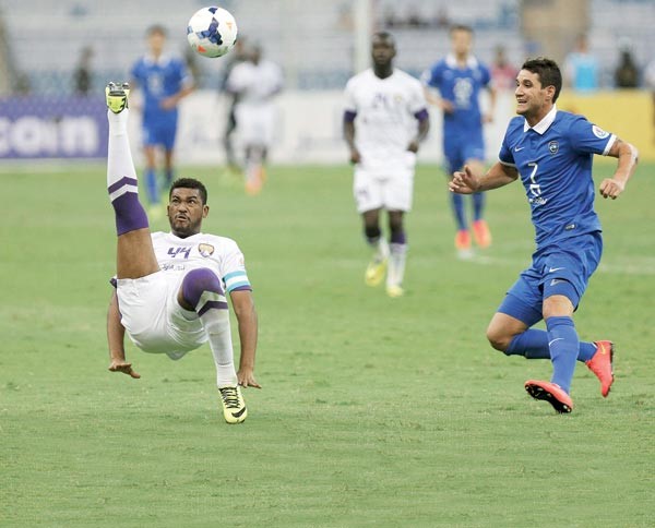 مدافع العين فارس جمعة يبعد الكرة قبل وصول مهاجم الهلال تياغو نيفيز رويترز