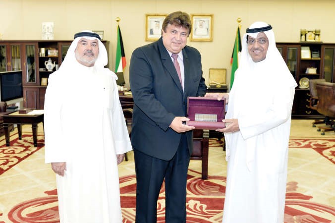 رئيس مجلس الامة بالانابة مبارك الخرينج مستقبلا سفير سلوفاكيا بحضور صالح عاشور
