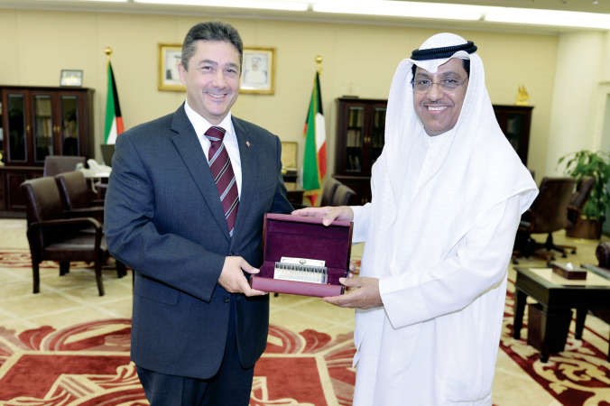 الخرينج اثناء استقباله السفير التركي