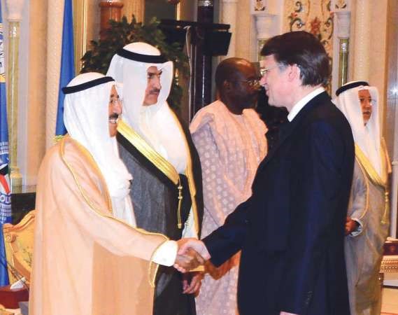 صاحب السمو الامير مصافحا السفير الروسي اليكسي سولوماتين 