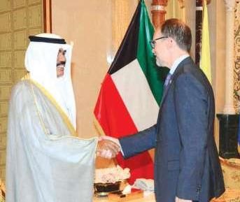 سمو ولي العهد الشيخ نواف الاحمد يرحب بالسفير الاميركي دوغلاس سليمان