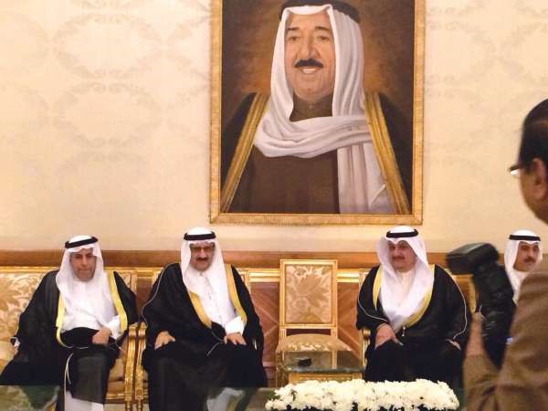 الوزير عيسى الكندري مستقبلا صاحب السمو الملكي الامير منصور بن متعب يرافقه السفير السعودي د عبدالعزيز الفايز