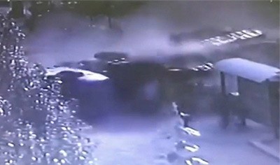 بالفيديو.. شاحنة تصدم موقف حافلات بمن عليه