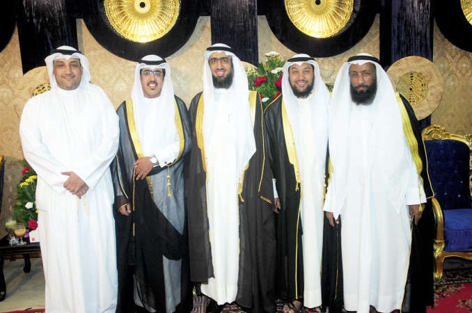 المعرس مع اعمامه خلال الحفل﻿