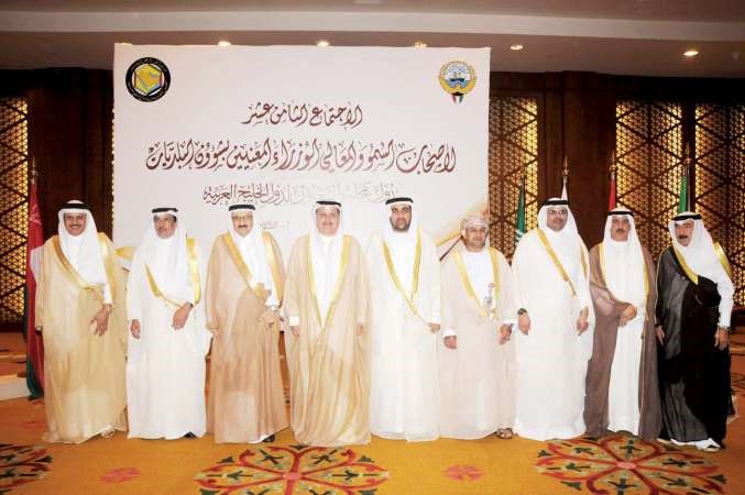 معيسى الكندري متوسطا صاحب السمو الملكي الامير منصور بن متعب ودراشد بن فهد ودجمعة الكعبي واحمد الشحي والشيخ عبدالرحمن بن خليفة ال ثاني ودعبداللطيف الزياني وماحمد الصبيح وعبدالله الهاشم خلال ختام الاجتماع	محمد خلوصي ﻿