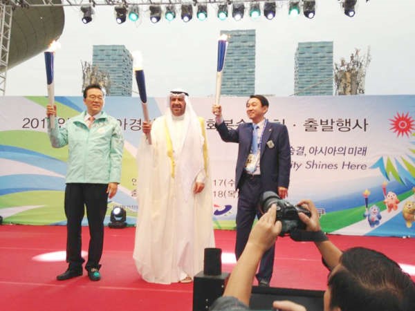 رئيس المجلس الاولمبي الاسيوي يشارك في حمل شعلة الاسياد﻿