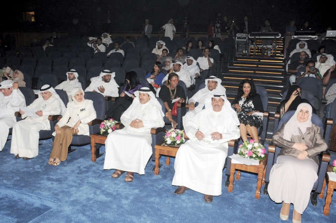 النائب ماجد موسى ود احمد الاثري ود فاطمة الكندري وعدد من الحضور خلال الاحتفال ﻿