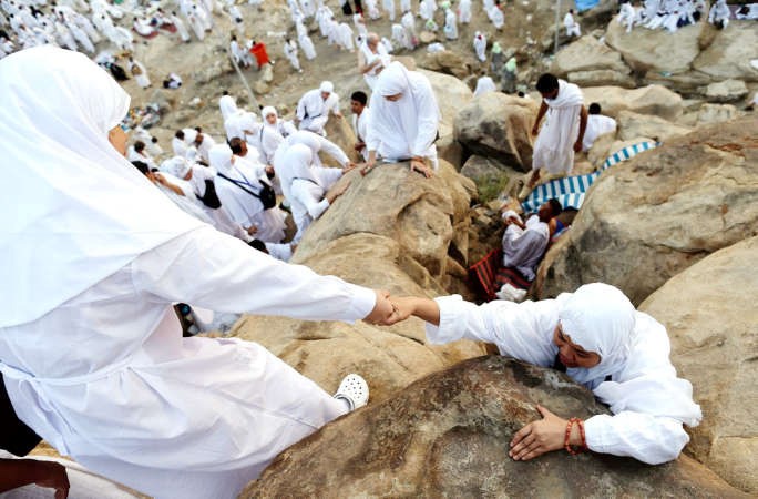 هل يجوز للزوجة السفر لأداء فريضة الحج دون محرم؟