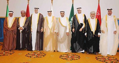 لقطة جماعية للمشاركين في الاجتماع يتوسطهم دنايف الحجرف محمد خلوصي