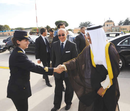  سمو رئيس الوزراء مصافحا مودعيه في مطار تشامبينو في ايطاليا ﻿