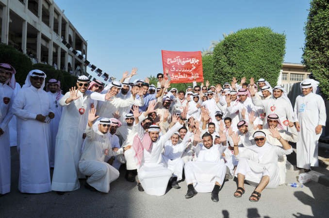مجموعة من طلبة كلية الاداب يحتفلون بفوز قائمة التالف قاسم باشا