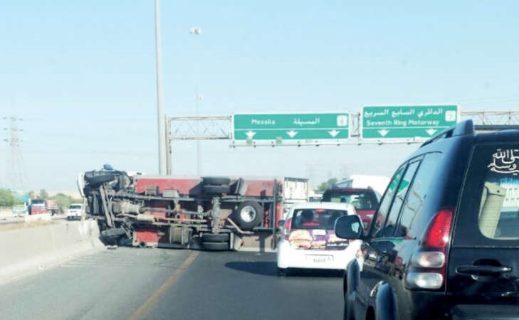 السيارات تكدست على الطريق لاكثر من كيلومترين 