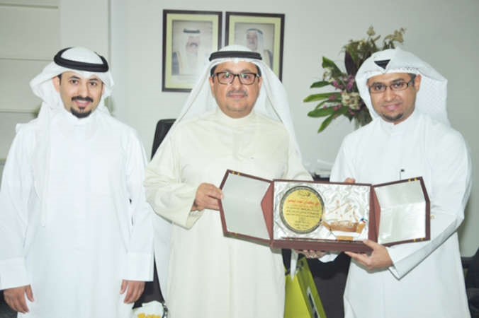 علي الرومي يتسلم هدية تذكارية من عادل العباس وماحمد العنزي 