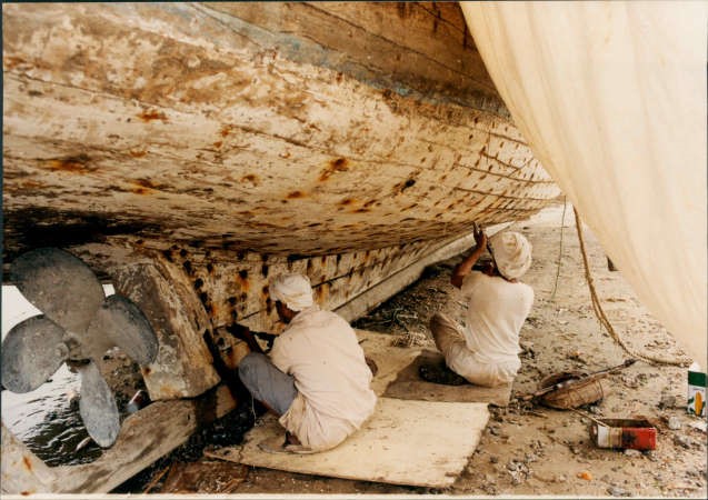 عاملان اثناء صناعة احدى السفن﻿