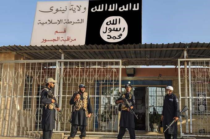 صورة غير مؤرخة نشرت على الانترنت امس ويظهر فيها رجال من داعش امام مركز للشرطة في محافظة نينوى	افپ﻿