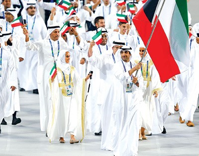 لاعب العاب القوى صالح الحداد يرفع علم الكويترويترز