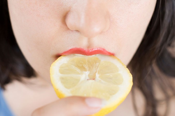 10 عادات يومية تدمر الصحة دون أن تدري: الاستحمام والجري والليمون