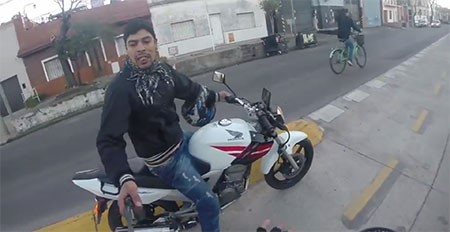 بالفيديو.. شاب يتعرض لسطو مسلح أثناء قيادته الدراجة في الشارع