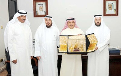 نايف الرشيدي يقدم درعا تذكارية للشيخ مازن الجراح بحضور عيد النصافي﻿