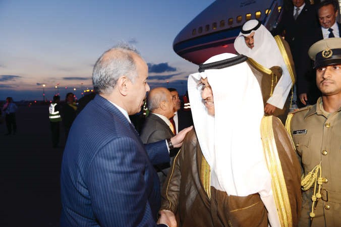 سمو الشيخ جابر المبارك مصافحا احد مستقبليه في المطار