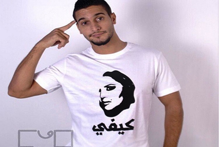 بالصور.. أحلام تثير الجدل بالترويج لـ "تي شيرتات" عليها صورتها وكلمة كيفي