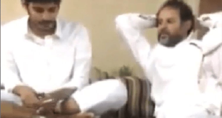 بالفيديو.. شاهد ما فعله سعودي قام ابنه بالتدخين أمامه