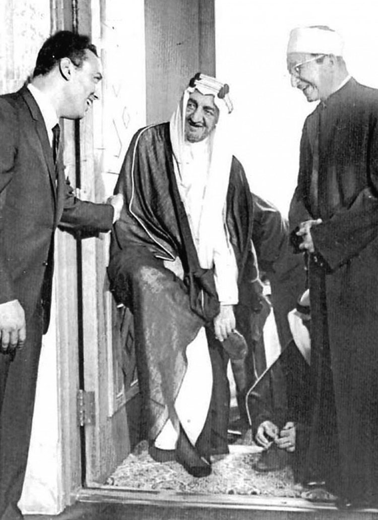 الملك فيصل يخلع حذاءه قبل دخوله المركز الاسلامي بواشنطن عام 1966م