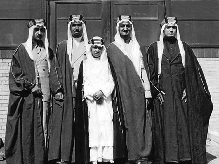 من اليمين الملك فهد، الملك فيصل، الامير محمد، الامير عبدالله الفيصل، وفي الصف الثاني الامير نواف