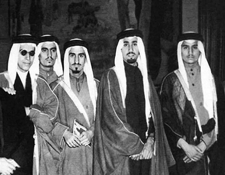 من اليمين الامير سلطان، الملك عبدالله، الامير بندر، الامير مشعل، الامير مساعد بالقاهرة عام 1946م