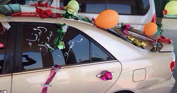 بالصور..سعودي يستقبل والدته بسيارة مزينة بالورود عند خروجها من المستشفى