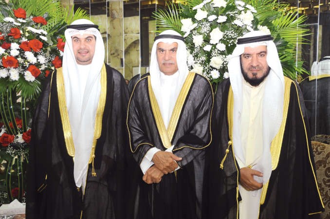 احمد السعدون متوسطا المعرس ووالده عيسى الكندري
