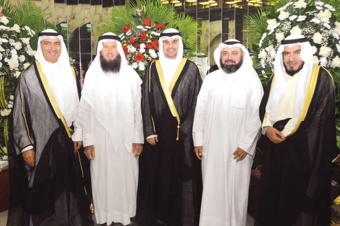 وليد الطبطبائي وخالد السلطان يباركان للمعرس ووالده عيسى الكندري ووالد العروس مشاري الغزالي

