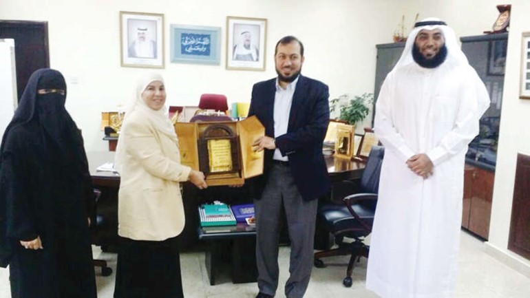 فاطمة الملا تقدم درعا تكريمية الى دهاشم الهاشمي وعدنان الشمري 