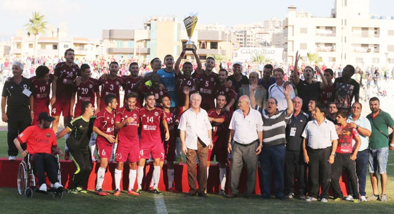 لاعبو النجمة يحملون كاس البطولة