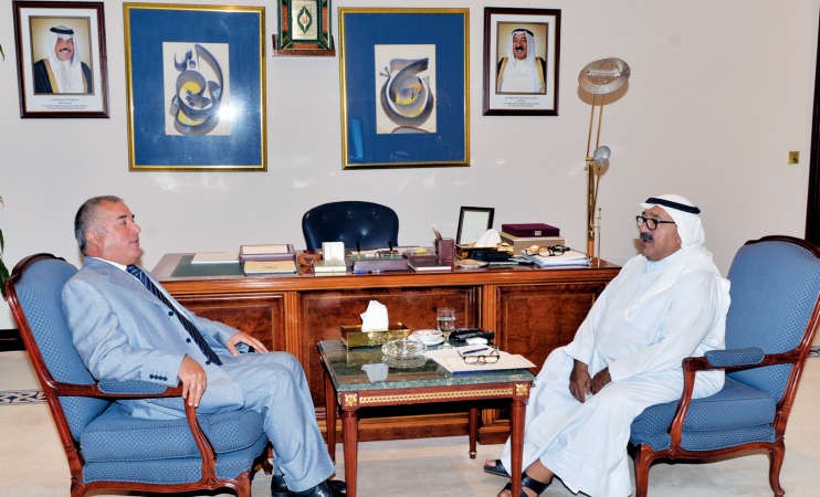 الشيخ ناصر صباح الاحمد مستقبلا سفير طاجكستان لدى الكويت زبيد الله زبيدوف﻿