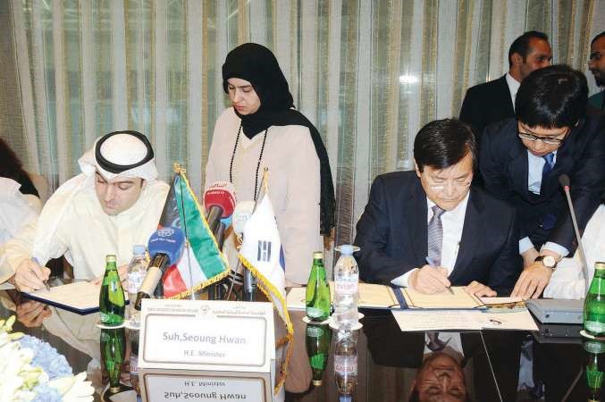 ياسر ابل وسبوتج هوان سو يوقعان الاتفاقية المشتركة