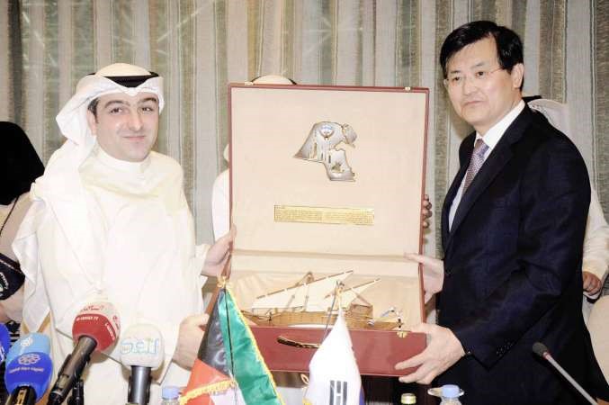 ابل والوزير الكوري الجنوبي يتبادلان الهدايا التذكارية محمد خلوصي