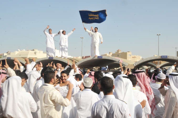 مناصرو المستقلة يرفعون علمها عقب الفوز في انتخابات التربية						محمد هاشم﻿