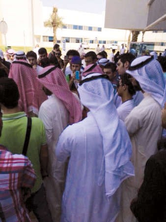 جانب من الطلبة خلال الاعتصام امام مقر الجامعة المفتوحة ﻿