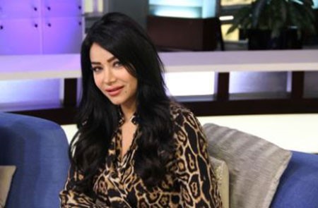 بالصور.. لجين عمران تتألق في "ميلانو" بحذاء ذهبي وتنورة "السبعينات"