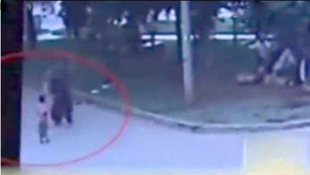 بالفيديو.. شاهد رجل «متوحش» يضرب طفلاً بطريقة عنيفة ويهشم رأسه