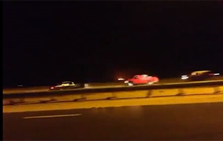 بالفيديو.. شاهد استعراض تقحيص جماعي بـ "الجياتي" يغلق طريق كبد ليلا