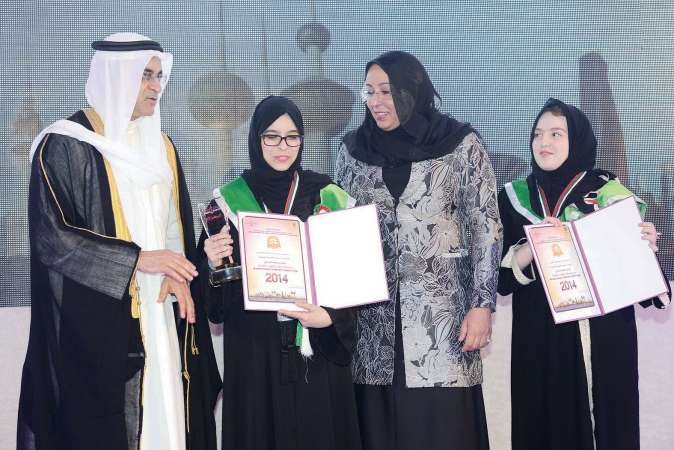 الشيخة فادية السعد واحمد المليفي خلال توزيع جوائز المسابقة العام الماضي